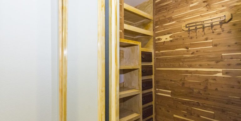 021_cedar-closet