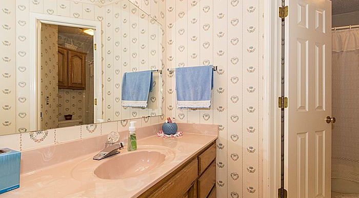 16_4012-e-87th-place-tulsa-real-estate-for-sale-bathroom_700