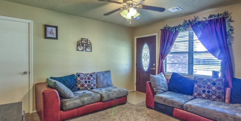 Sapulpa Real Estate for Sale - 1810 S Muskogee Street - 004_Living Room