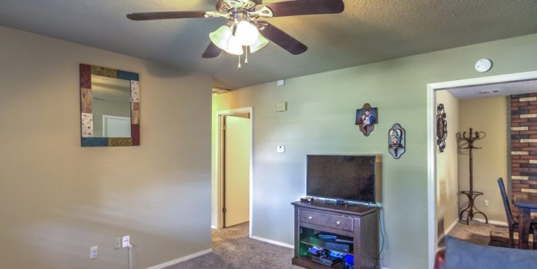 Sapulpa Real Estate for Sale - 1810 S Muskogee Street - 006_Living Room