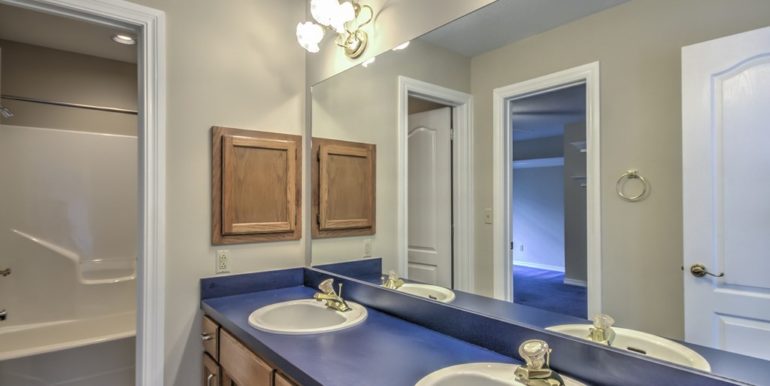 Claremore Real Estate for Sale - 608 1/2 Blue Starr Dr - 023_Bathroom