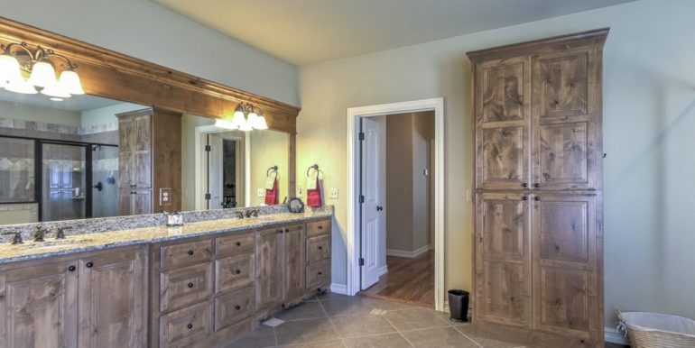 Claremore Real Estate for Sale | 5168 E Hickory Meadow Drive | 020_Master Bathroom