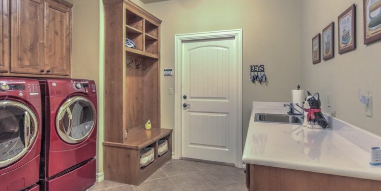 Claremore Real Estate for Sale | 5168 E Hickory Meadow Drive | 022_Laundry Room