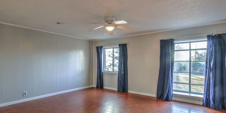 Tulsa Real Estate for Sale | The Unique Properties Team | 10916 E 20th Street Tulsa - 013_Family Room