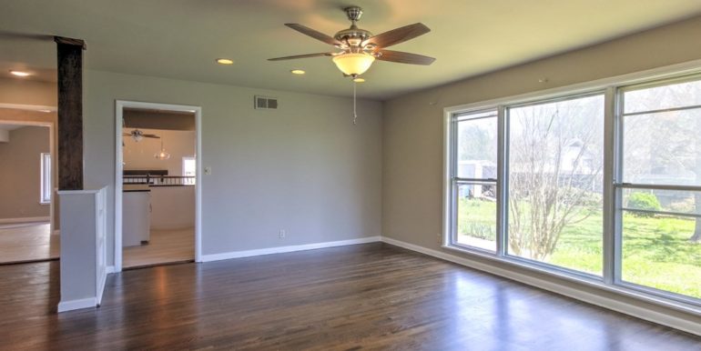 Midtown Tulsa Real Estate | 3027 S Joplin Ave Tulsa | Unique Properties | 018_Living Room