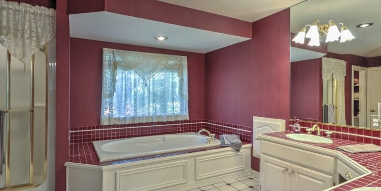 Owasso Real Estate for Sale | 18508 E 96th St N Owasso | Unique Properties | 024_Master Bathroom