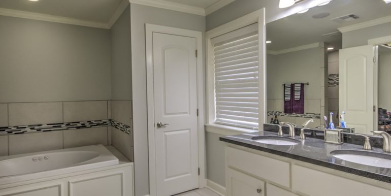 Midtown Tulsa Real Estate For Sale | 4118 S Columbia Ave | Unique Properties | 021_Master Bathroom