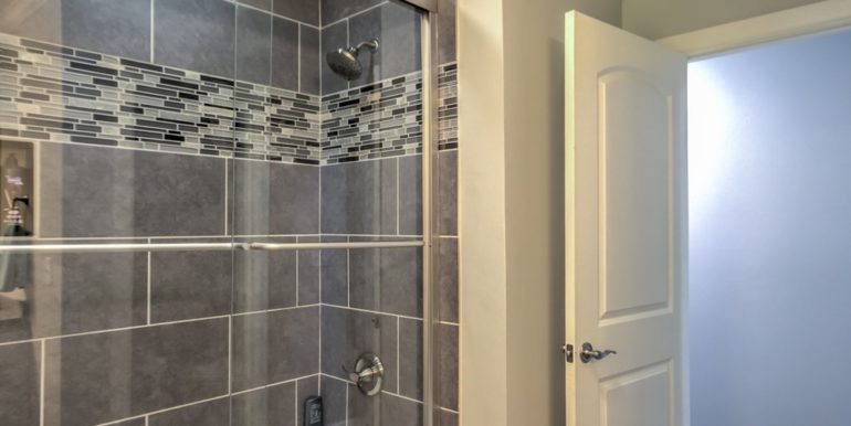 Midtown Tulsa Real Estate For Sale | 4118 S Columbia Ave | Unique Properties | 029_Bathroom