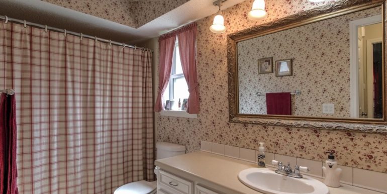 Tulsa Real Estate for Sale | 10210 E 23rd Place | Unique Properties | 021_Master Bathroom