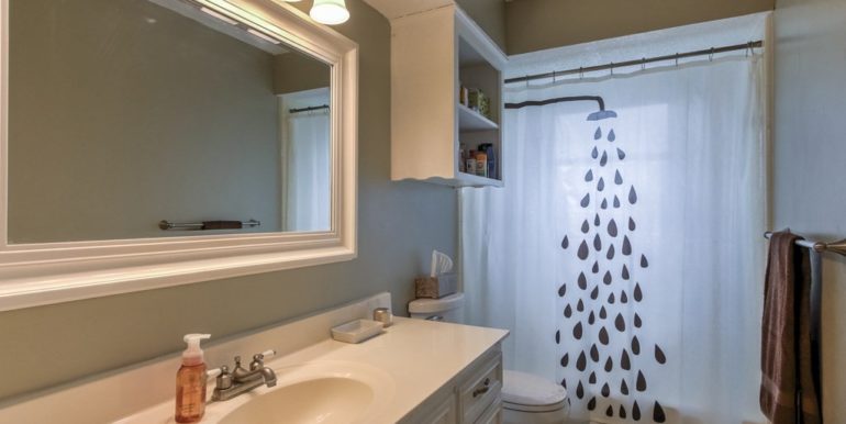 Tulsa Real Estate for Sale | 10210 E 23rd Place | Unique Properties | 026_Bathroom