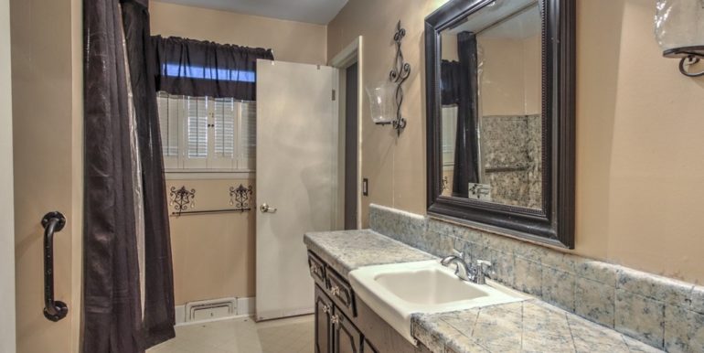 Tulsa Real Estate for Sale | 9018 E 38th Street | Unique Properties | 019_Master Bathroom