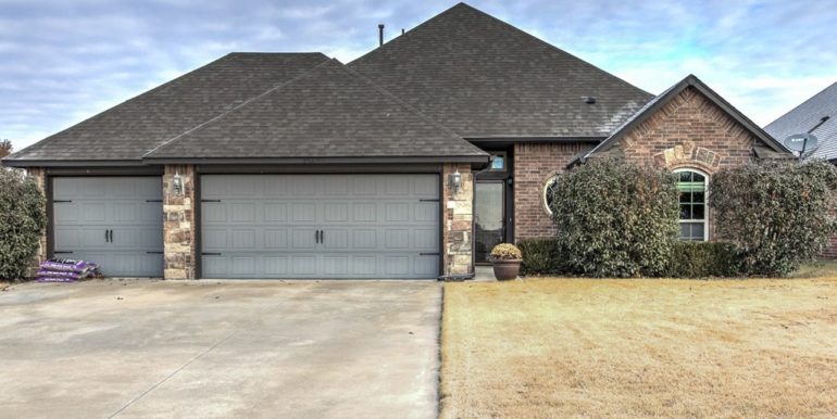 Claremore Real Estate for Sale | 25488 Stonebridge Parkway | Unique Properties | 002_3 Car Garage wworkspace