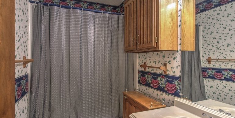 Broken Arrow Real Estate for Sale | 7305 S Peach Ave | Unique Properties | 020_Hall Bathroom