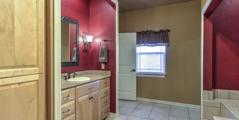 Claremore Real Estate for Sale | 16702 Neel Drive | Unique Properties | 020_Master Bathroom