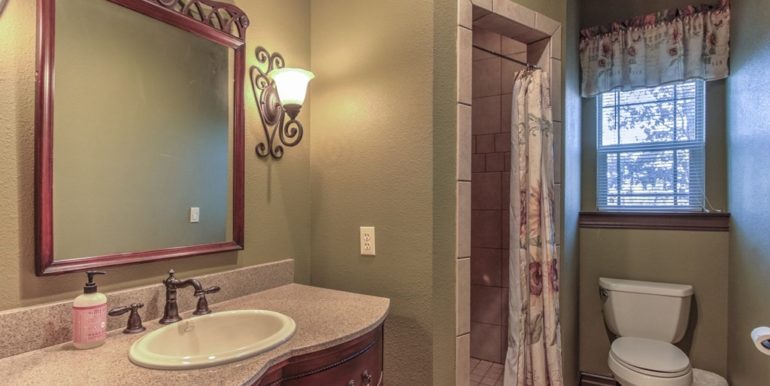 Claremore Real Estate for Sale | 16702 Neel Drive | Unique Properties | 023_Hall Bathroom