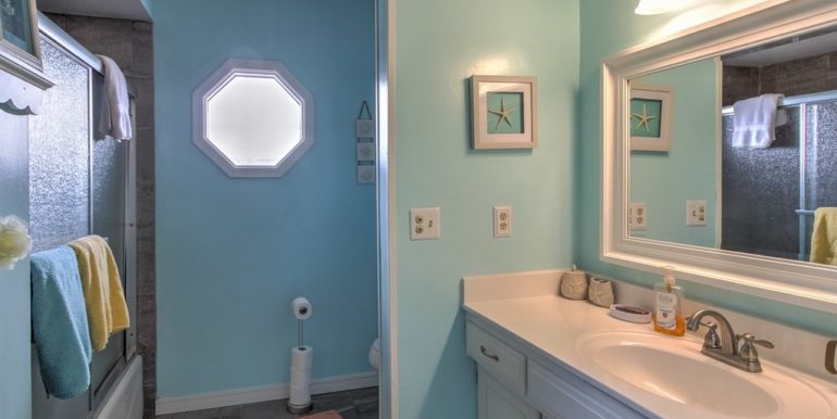 Broken Arrow Real Estate for Sale | 3313 W Richmond St | Unique Properties | 029_Hall Bathroom