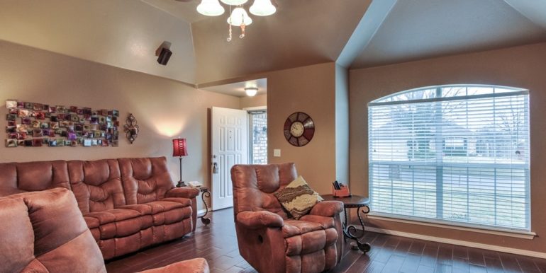 Tulsa Real Estate for Sale | 9028 E 99th Street | Unique Properties | 007_Living Room