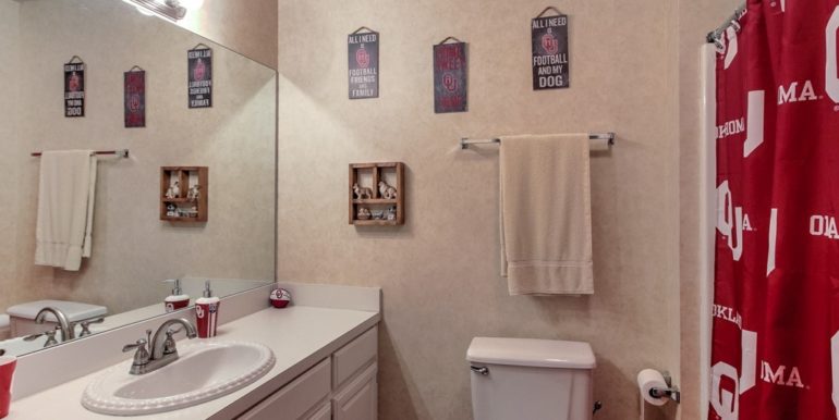 Tulsa Real Estate for Sale | 9028 E 99th Street | Unique Properties | 025_Hall Bathroom