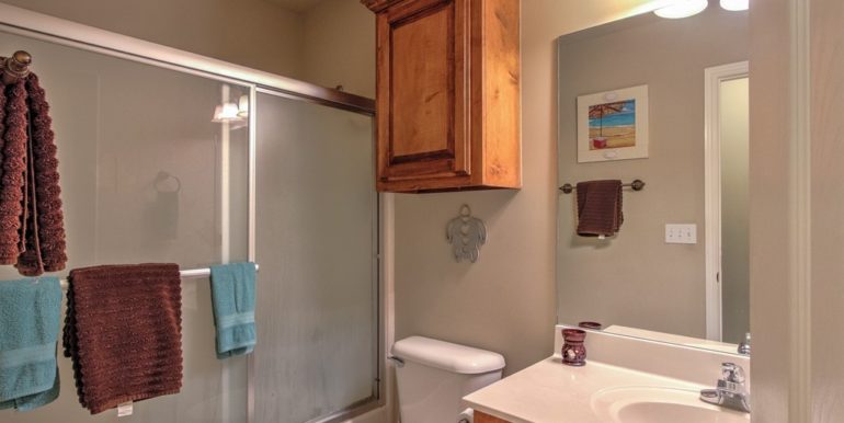 Tulsa Real Estate for Sale | 18609 E 50th Place | Unique Properties | 026_Hall Bathroom