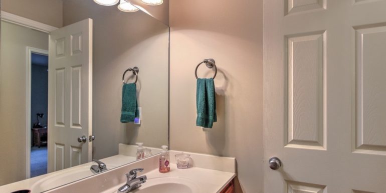 Tulsa Real Estate for Sale | 18609 E 50th Place | Unique Properties | 027_Hall Bathroom