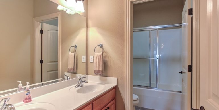 Sand Springs Real Estate for Sale | 195 S. 257th West Ave | Unique Properties | 028_Hall Bathroom