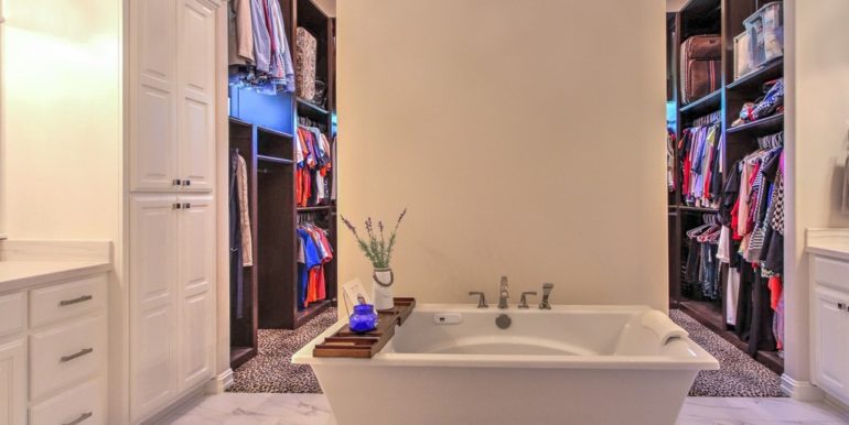 Luxury Claremore Real Estate for Sale | 14274 E 540 Rd | Unique Properties | 018_Master Bathroom