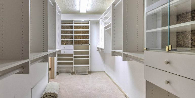 027_Huge Custom Closet